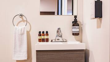 Suite | Bathroom | Shower, hair dryer, towels, soap