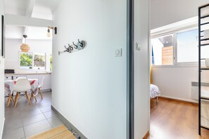 A modern interior with a kitchen, dining area, and a bed. - A 10-minute walk from the beach, a charming little house with a south-facing terrace (Anglet)
