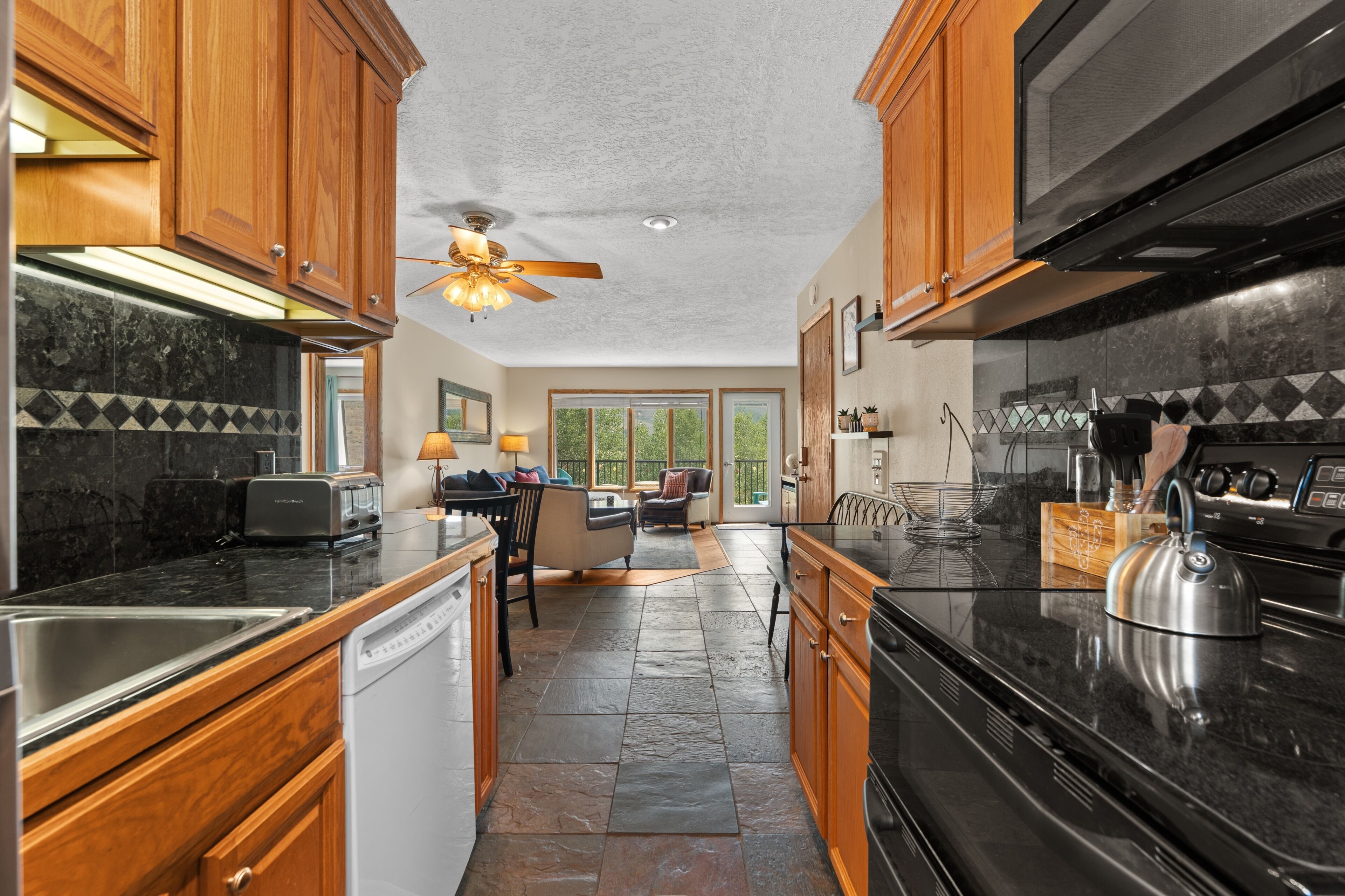 Coffee/tea maker, fridge, microwave, oven