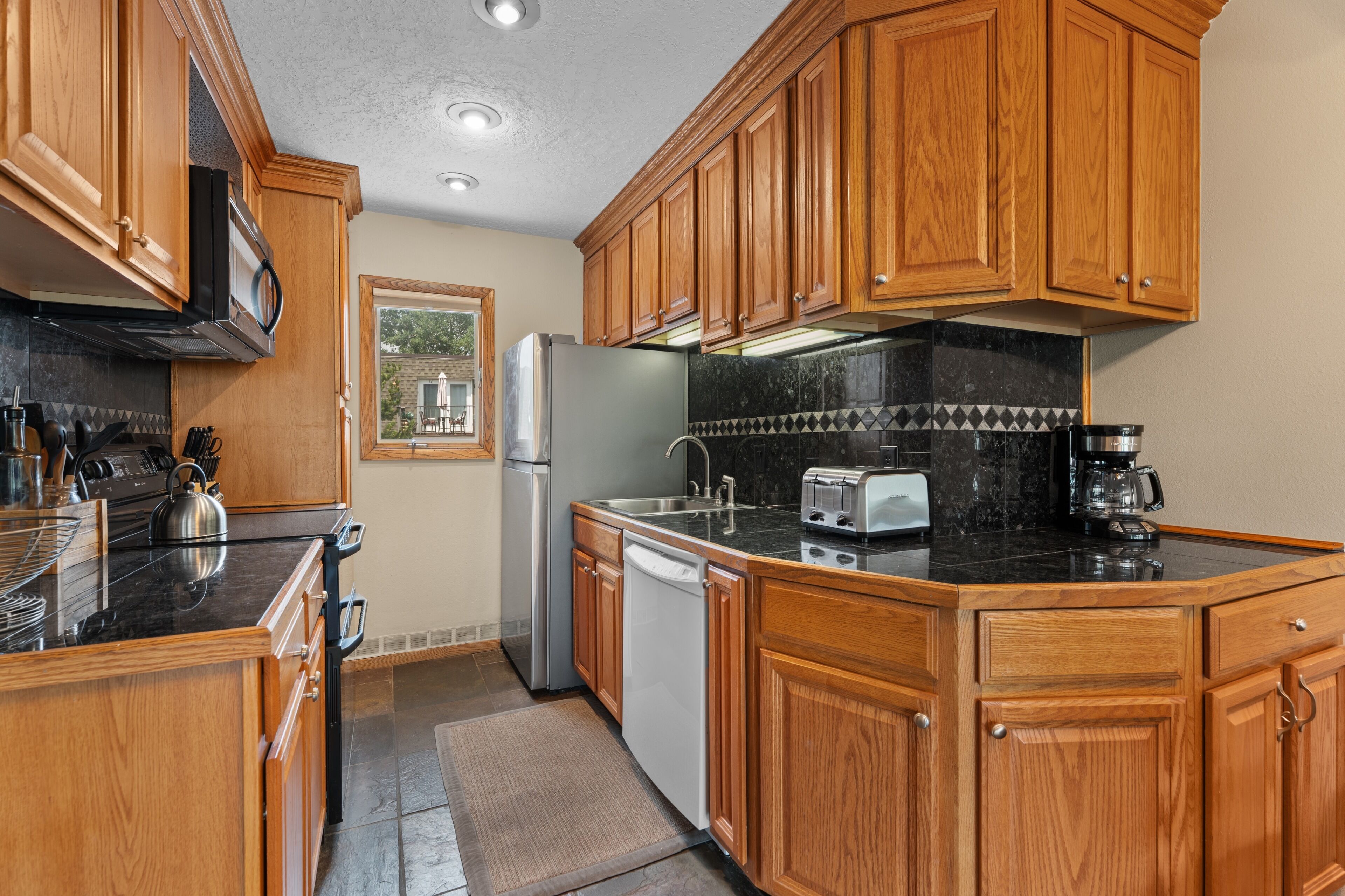 Coffee/tea maker, fridge, microwave, oven