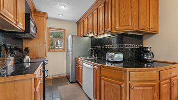 Coffee/tea maker, fridge, microwave, oven