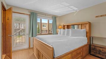 2 bedrooms, iron/ironing board, WiFi (free), bed sheets