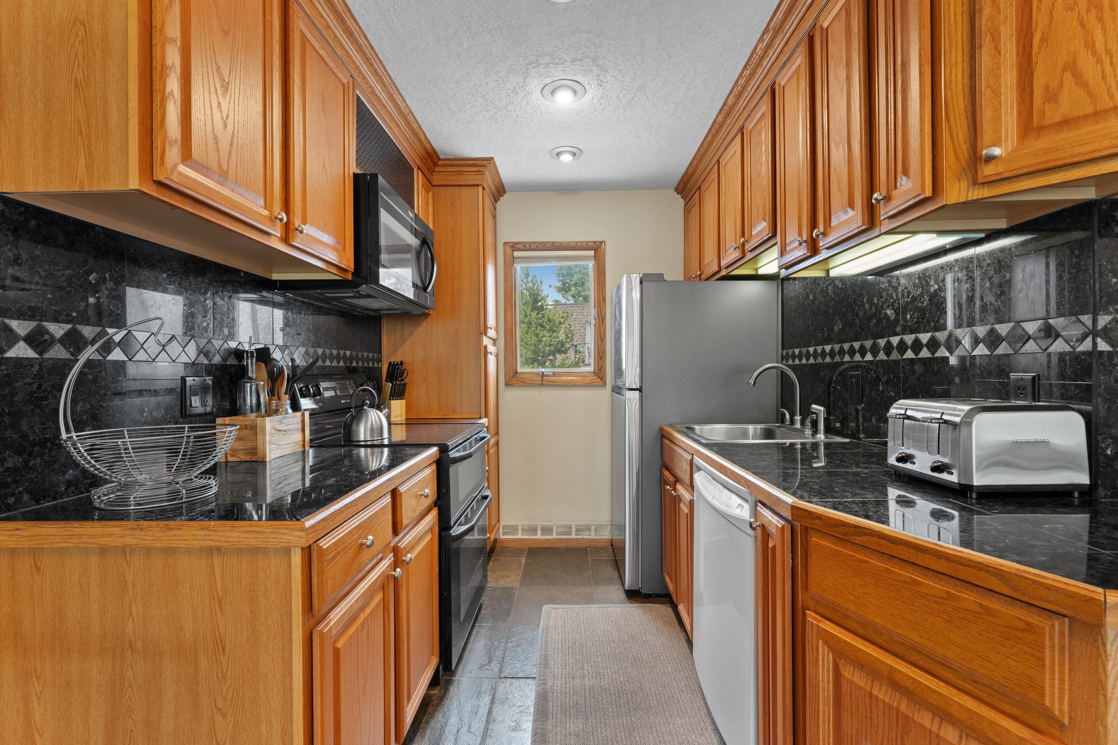 Coffee/tea maker, fridge, microwave, oven