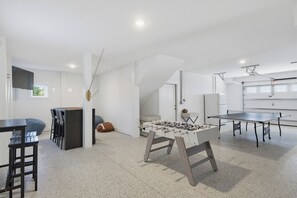 Ein modernes Interieur mit Tischfußball, Pongtisch und einer Bar.