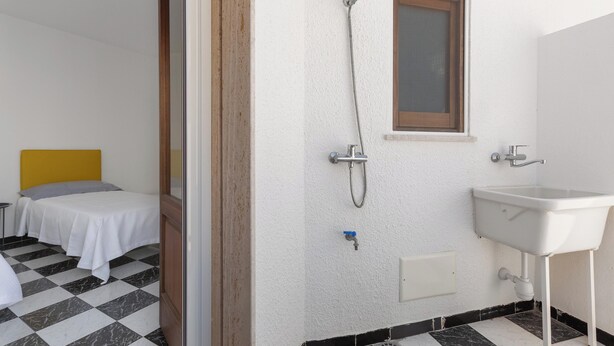 A bathroom with a shower, sink, and a window. - Casa Tramonti - Trilo Superior by BarbarHouse (Santa Maria di Leuca)