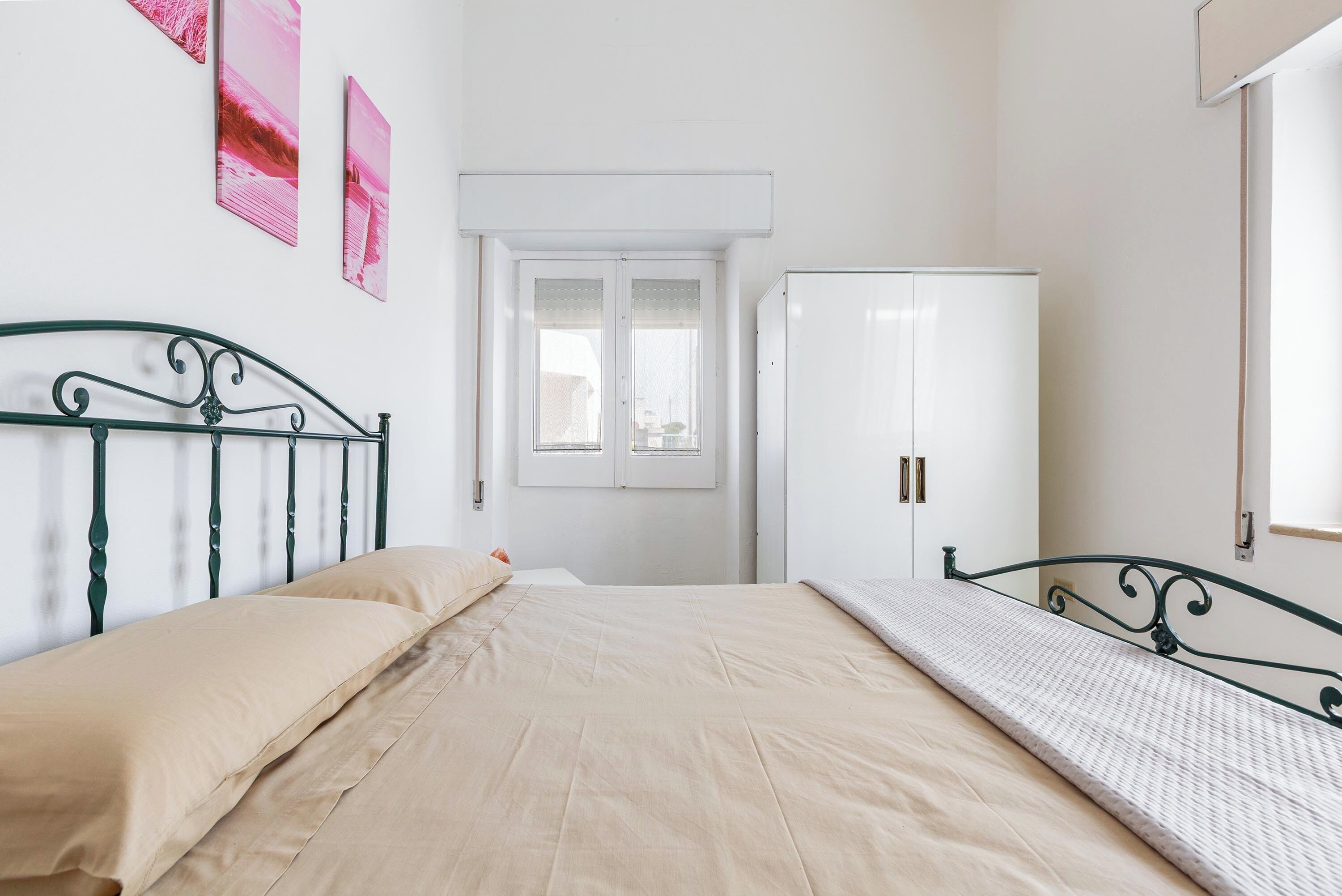 3 bedrooms, iron/ironing board, bed sheets