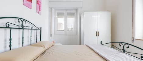 3 bedrooms, iron/ironing board, bed sheets