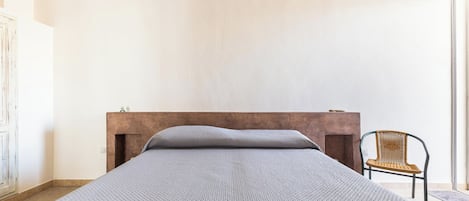 3 bedrooms, iron/ironing board, bed sheets