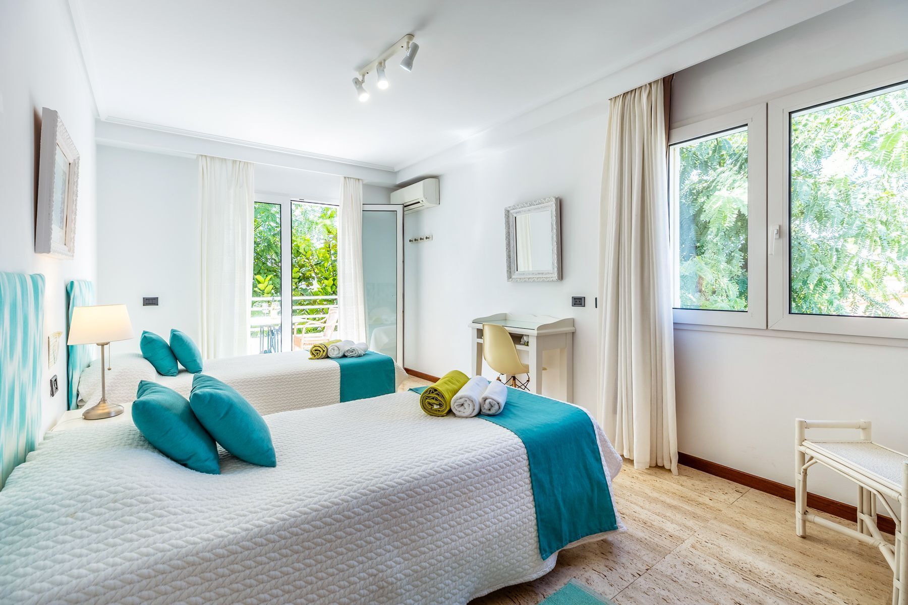 Iron/ironing board, bed sheets