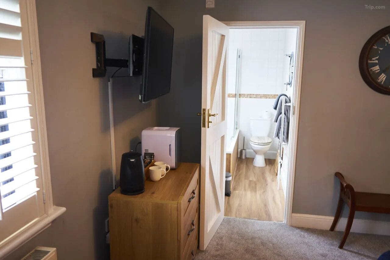 Premier Double Room, Ensuite, Garden View (Coachman) | Desk, free WiFi