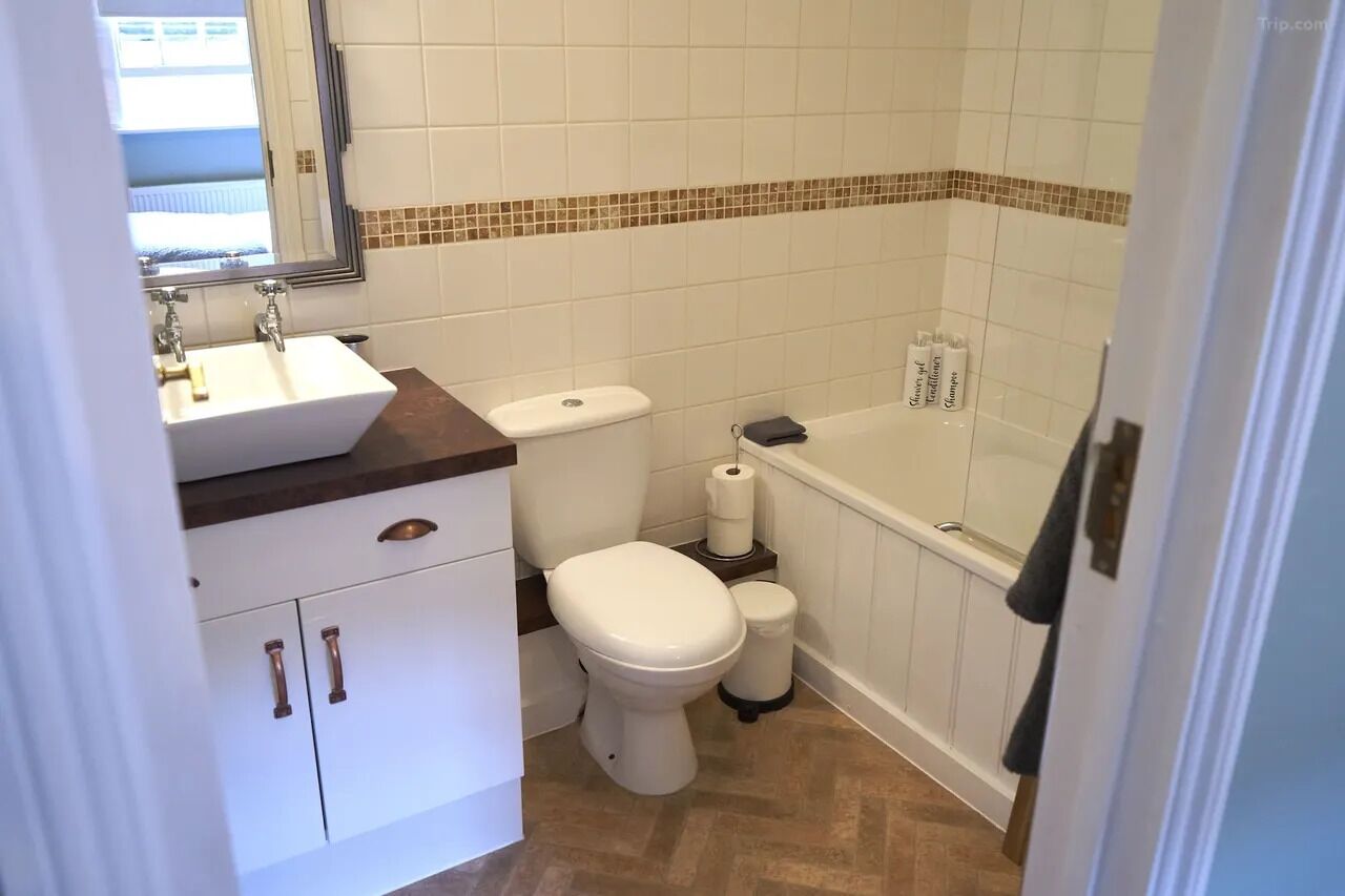 Premium Double Room, Ensuite (CarriageRoom) | Bathroom | Combined shower/bathtub, free toiletries, towels, soap