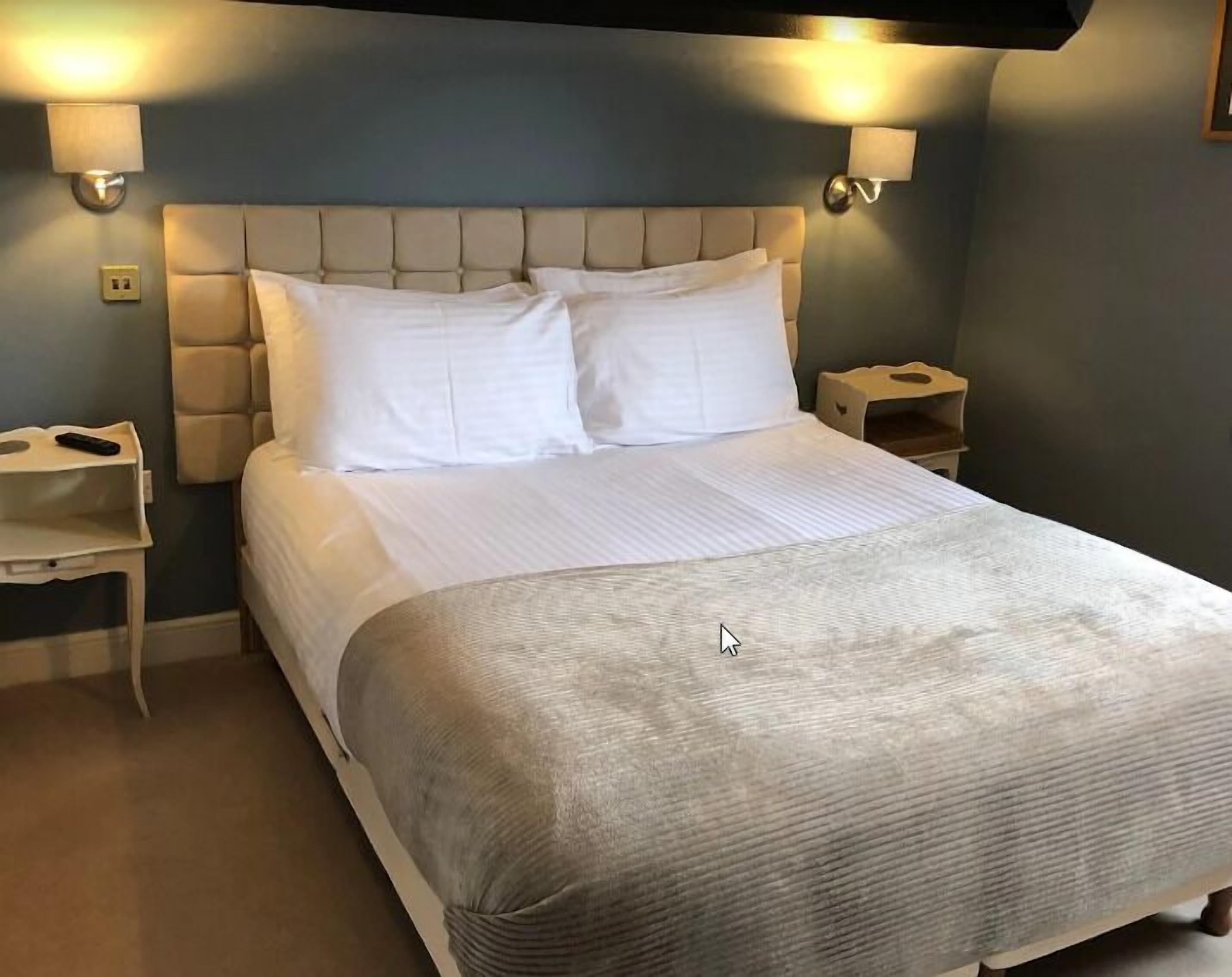 Habitación Deluxe doble, vistas al patio | Escritorio y wifi gratis