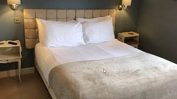 Habitación Deluxe doble, vistas al patio | Escritorio y wifi gratis