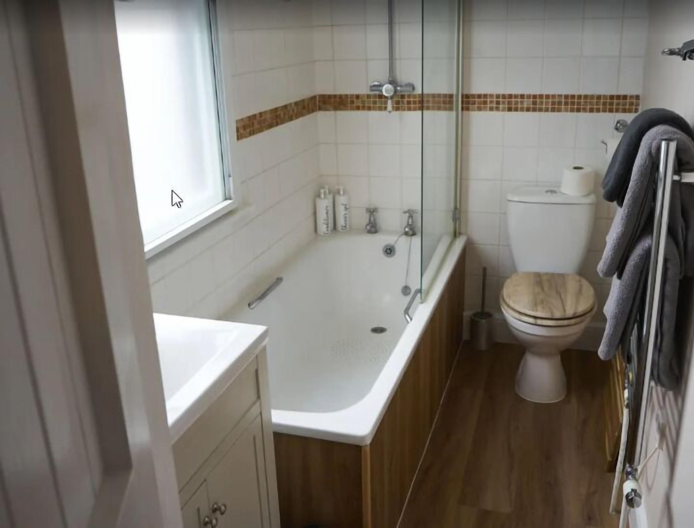 Habitación Deluxe doble, vistas al patio | Baño | Ducha y bañera combinadas y artículos de higiene personal gratuitos