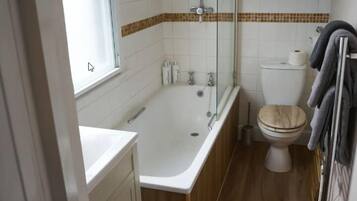 Habitación Deluxe doble, vistas al patio | Baño | Ducha y bañera combinadas y artículos de higiene personal gratuitos