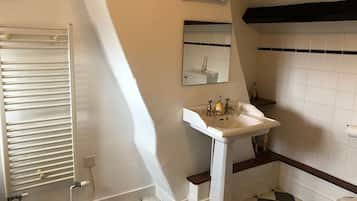 Kamar Double Premium, ensuite, pemandangan kebun | Kamar mandi | Kombinasi shower/bathtub, perlengkapan mandi gratis, handuk, dan sabun