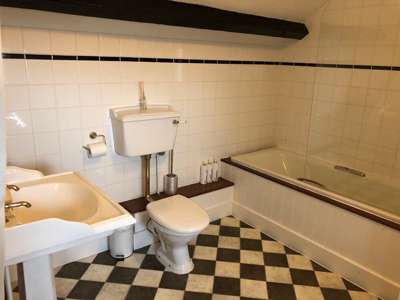 Habitación doble Premium, baño en la habitación, vista al jardín | Baño | Tina con regadera, amenidades de baño gratuitas, toallas, jabón 
