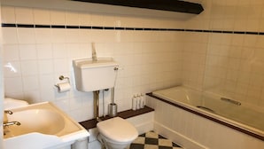 A bathroom with a toilet, sink, and bathtub. - Coachmakers Arms (Wallingford)
