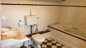 Habitación doble Premium, baño en la habitación, vista al jardín | Baño | Tina con regadera, amenidades de baño gratuitas, toallas, jabón
