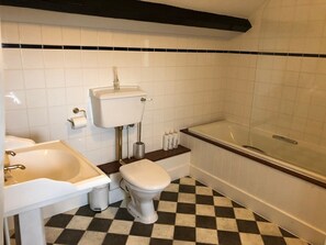 Ein Badezimmer mit Toilette, Waschbecken und Badewanne.