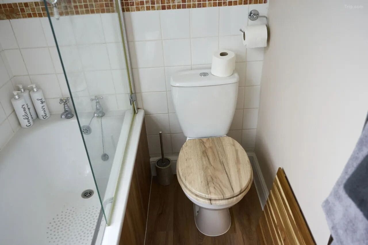 Premier Double Room, Ensuite, Garden View (Coachman) | Bathroom | Combined shower/bathtub, free toiletries, towels, soap