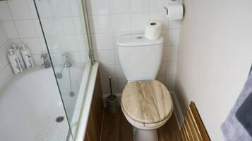 Premier Double Room, Ensuite, Garden View (Coachman) | Bathroom | Combined shower/bathtub, free toiletries, towels, soap