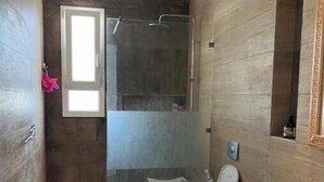 Doccia, asciugamani, sapone, carta igienica