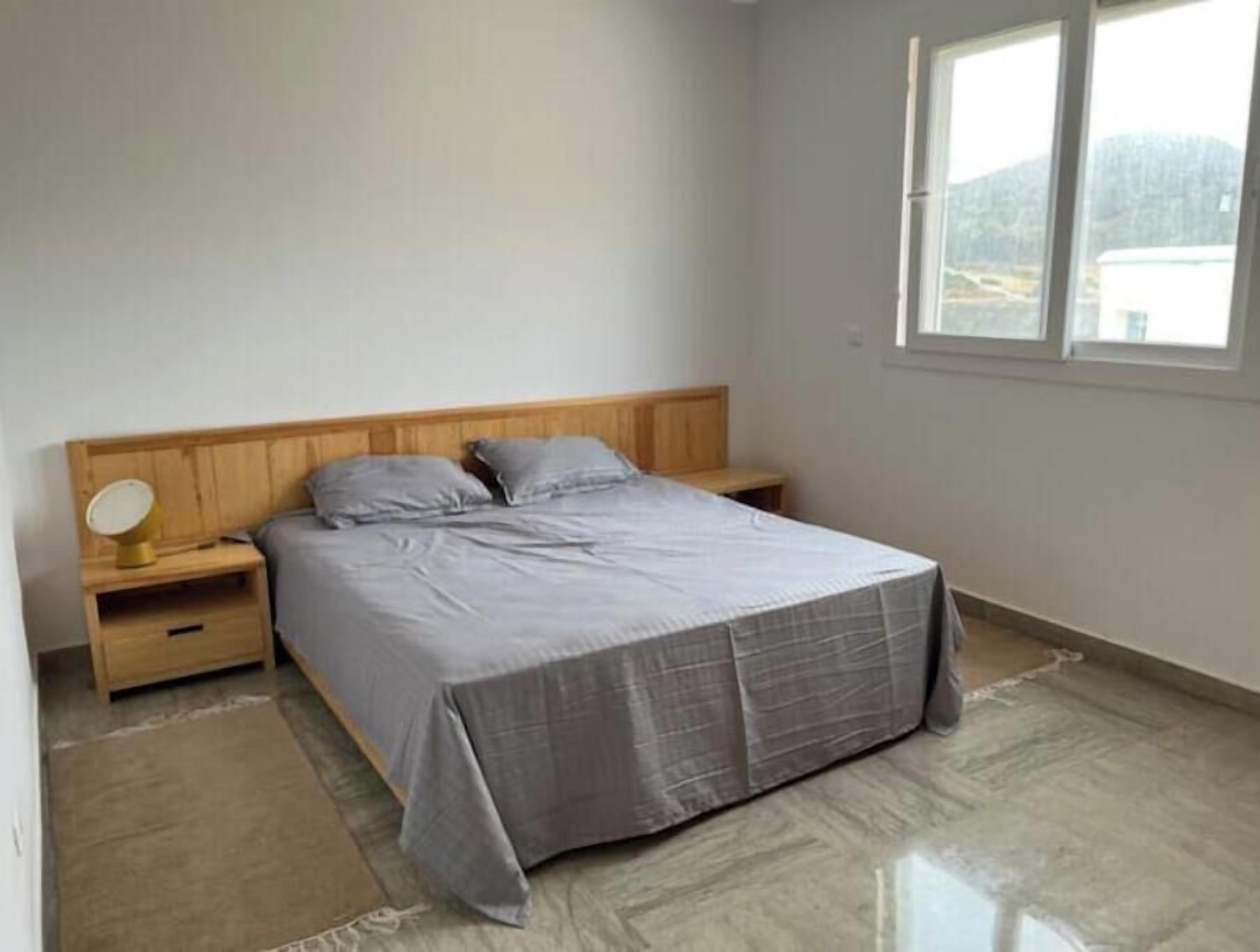3 bedrooms, internet, bed sheets