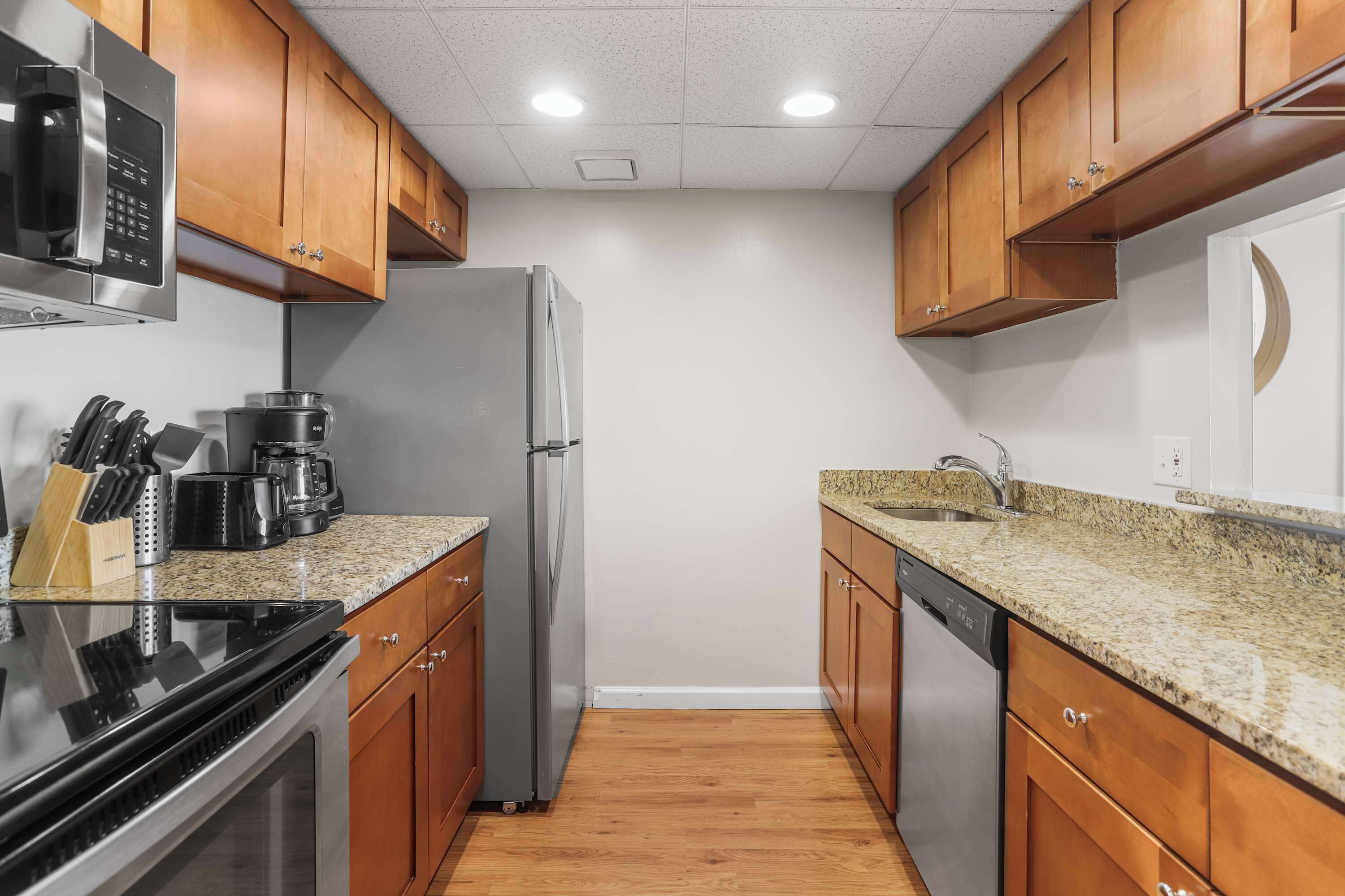 Coffee/tea maker, fridge, microwave, oven