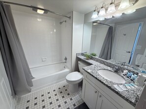 Shower, hair dryer, towels, shampoo - Modern Arlington - Only two Metro stops (Arlington)