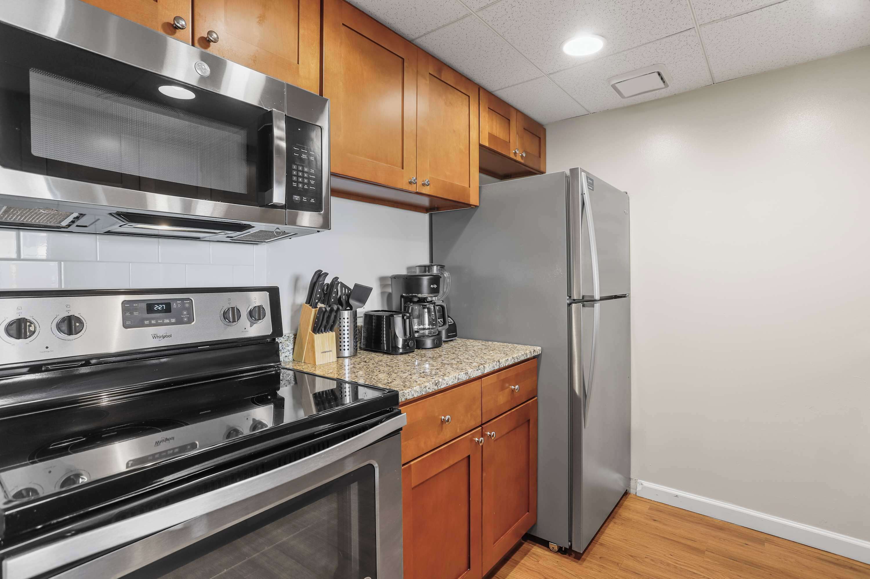 Coffee/tea maker, fridge, microwave, oven