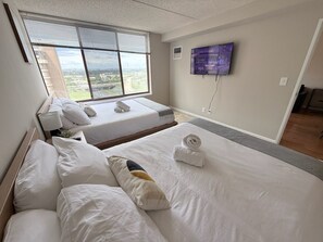 1 bedroom, iron/ironing board, WiFi, bed sheets - Modern Arlington - Only two Metro stops (Arlington)