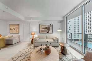 Ein modernes Wohnzimmer mit einer Couch, einem Couchtisch und Kunstwerken.