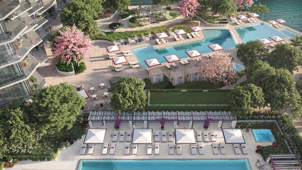 Un resort con diverse piscine, lettini prendisole e una grande piscina centrale.
