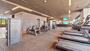 Ett gym med löpband, styrketräningsmaskiner och fria vikter.