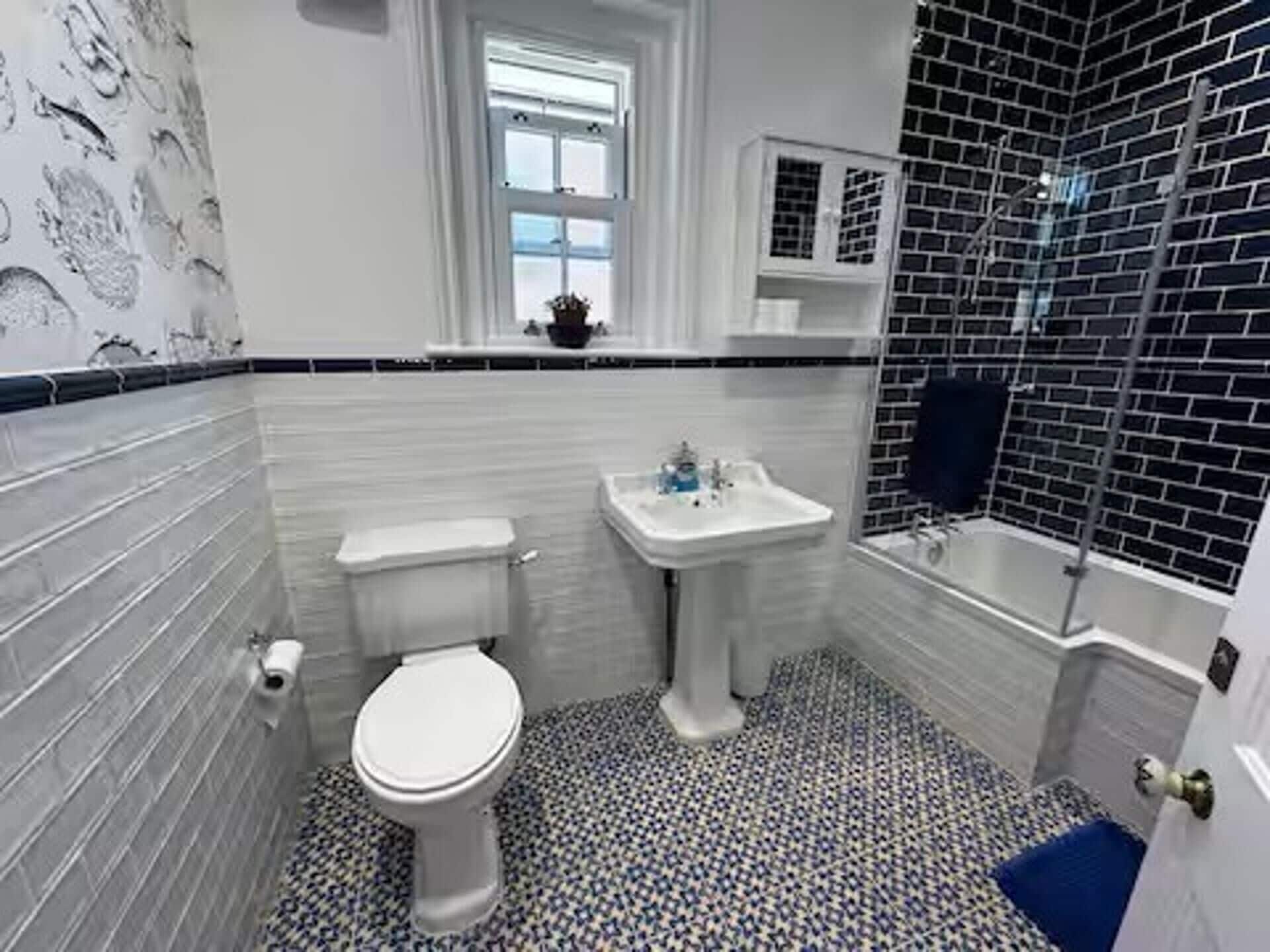 Combined shower/tub, deep soaking tub, towels