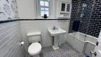 Combined shower/tub, deep soaking tub, towels