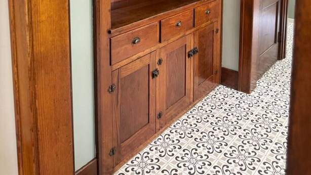 Une armoire en bois dotée de nombreux compartiments et de tiroirs.