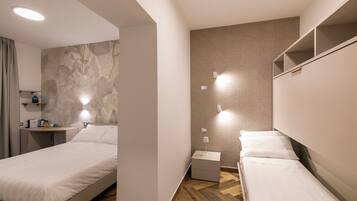 Deluxe Quadruple Room | In-room safe, soundproofing, iron/ironing board (on request), free WiFi
