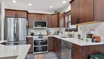 Coffee/tea maker, fridge, microwave, oven