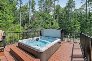 Outdoor spa tub - Private home in Baileys Harbor near Cana Island Escape. (Baileys Harbor)