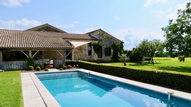 A swimming pool with a stone house in the background. - Mounicat - Four Bedroom Villa, Sleeps 10 (Baleyssagues)