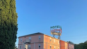 Un hôtel à plusieurs étages, avec une enseigne indiquant qu’il s’agit d’un hôtel.