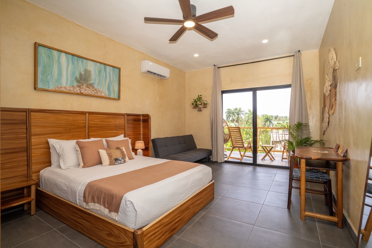 Habitación triple familiar, vistas al jardín | Espacio para trabajar con un portátil y wifi gratis