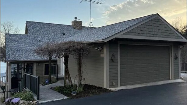 Exterior - Lakefront Luxury: 4BR/4BA Home w/ Massive Seawall Deck (camdenton)