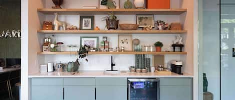Cafetière/bouilloire, réfrigérateur, micro-ondes, four