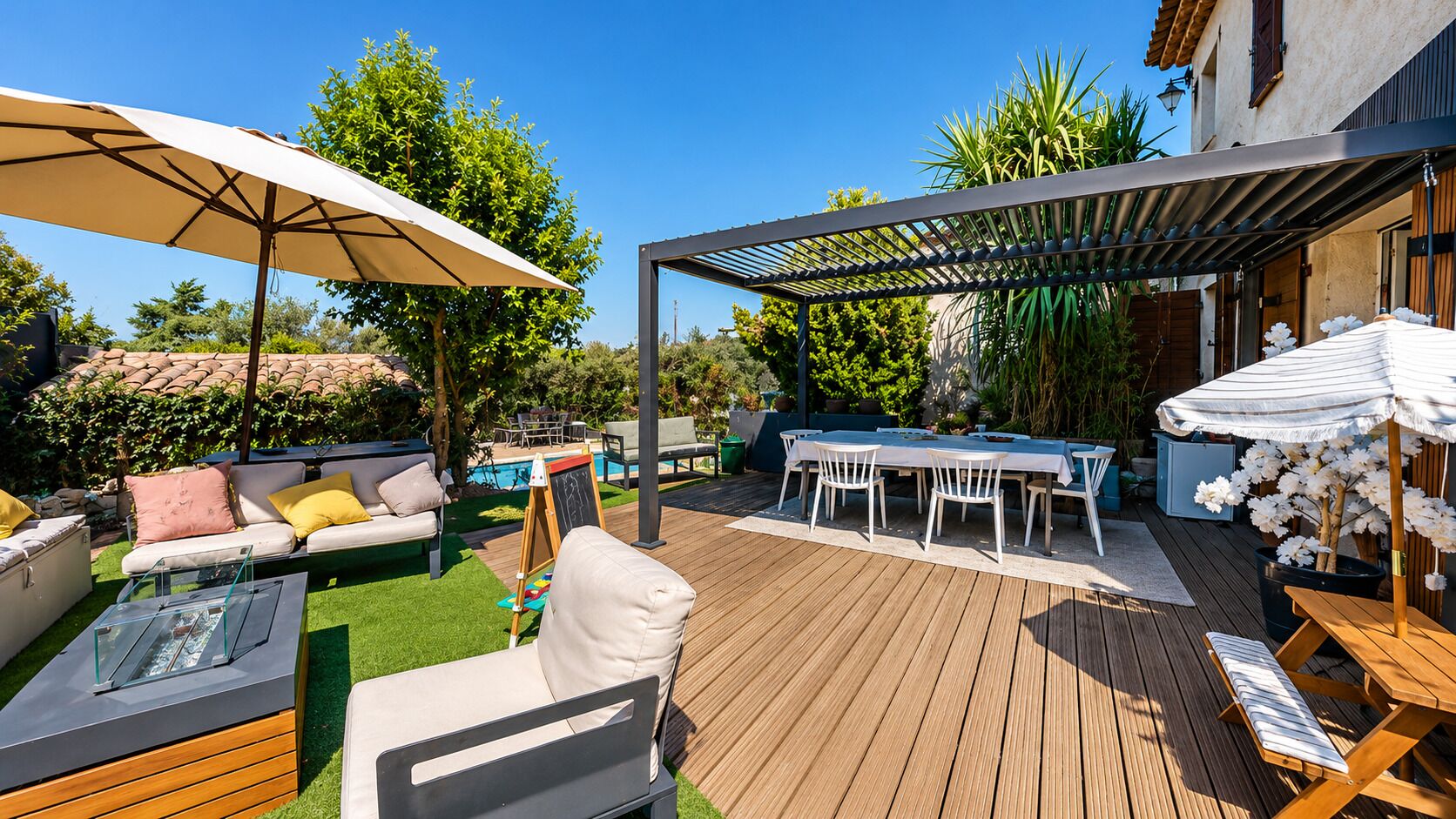 Eine Holzterrasse mit Gartenmöbeln, einem Pool und einer Pergola.