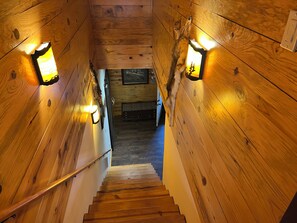 Eine Holztreppe mit Wandleuchten und einer Holzverkleidung.