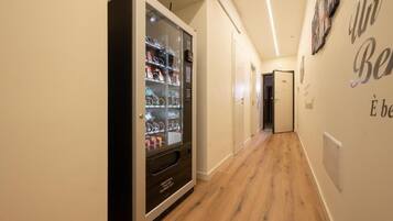 Deluxe Double Room, Courtyard View | Interior