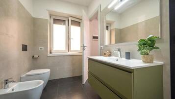 Een douche, gratis toiletartikelen, een haardroger, handdoeken